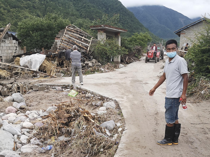 6月30日，吉克伍牛在大堡子村。新京报记者 李桂 摄