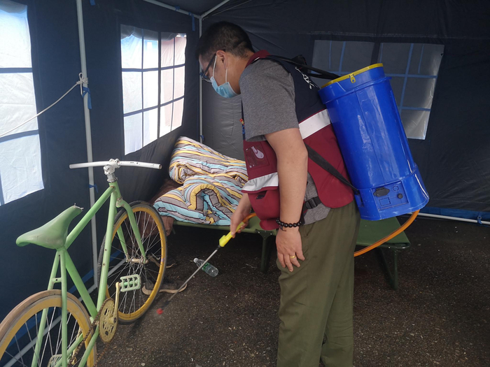 6月30日，庄韬在原曹古乡乡政府门前的安置帐篷内消毒。新京报记者 李桂 摄