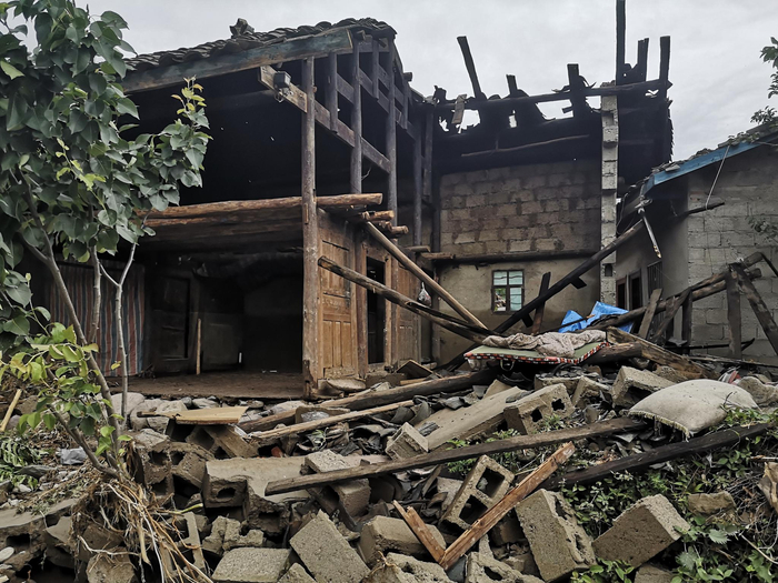 阿娟家被洪水和石块毁掉的房子。新京报记者 李桂 摄