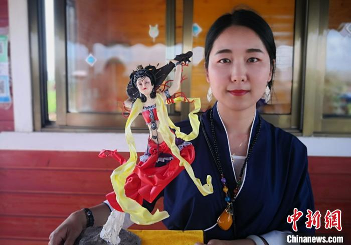 图为面塑美女。　刘玉桃 摄