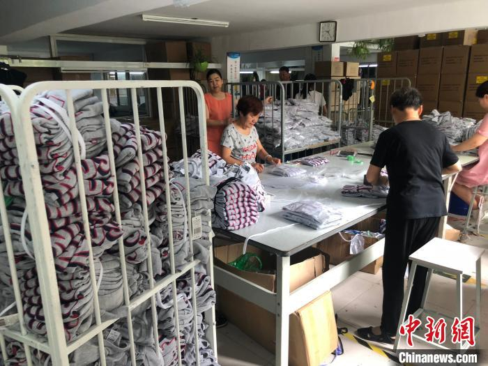     汉森针织打包现场。　林波　摄