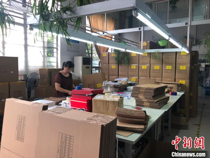 汉森针织包装现场。　林波 摄