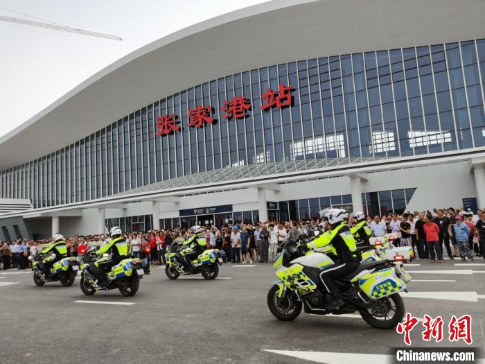 因为高铁的开通，火车站前挤满了喜悦的群众。　钟升 摄