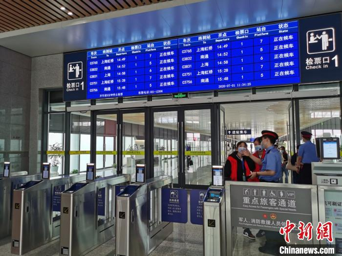全新的火车站里，工作人员正等着迎接第一批到站旅客。　钟升 摄