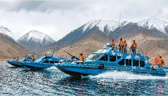 我国“昆仑水兵”在湖上巡逻