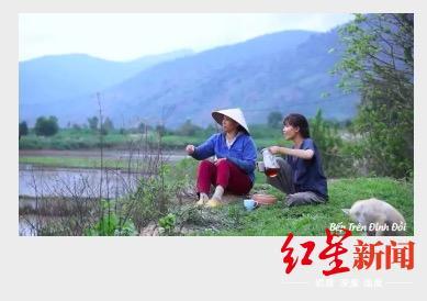 “山间厨房”也有一个出镜的奶奶和一条狗