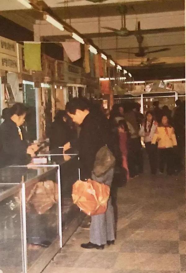 闵行百货商店内景