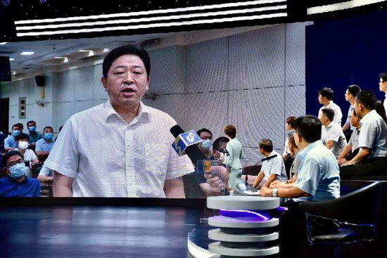 &nbsp;&nbsp;&nbsp;&nbsp;德州市平原县县长袁志勇在当地会议室接受《问政山东》节目现场视频连线，并回答提问。图片由《问政山东》节目组提供