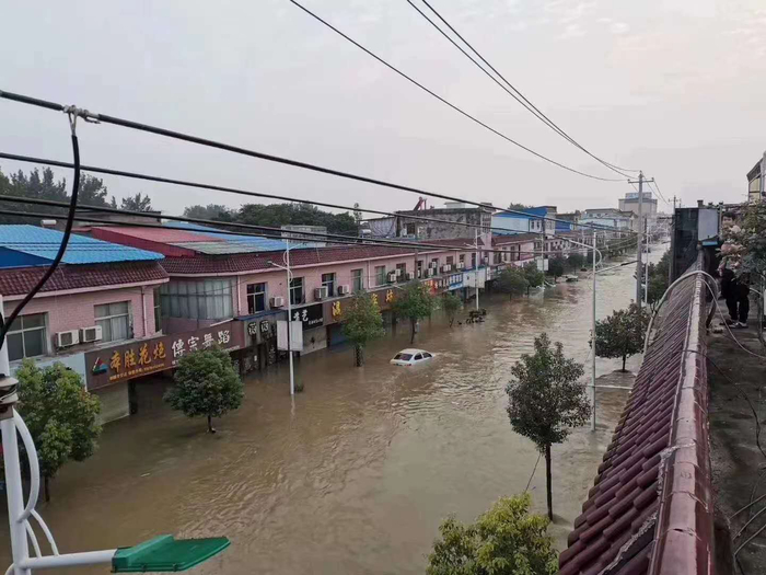  目测固镇镇水位达超过1米。受访者供图