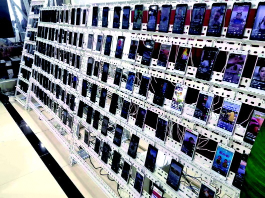 ▲某MCN机构在前厅展示自动刷量的手机矩阵。受访者供图