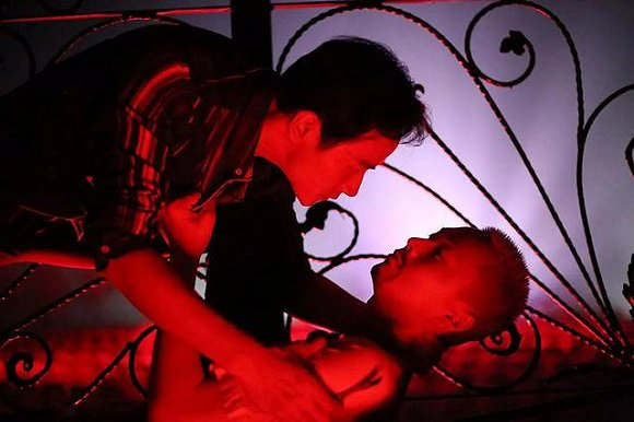 “王栋”罗晋（左）与“徐峰”辛鹏（右）在戏中的终局缠斗