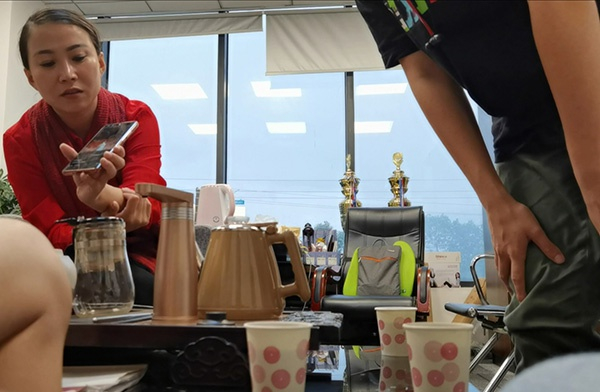  培训师陈钇橙向记者介绍课程 非正常拍摄