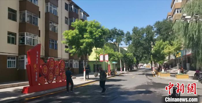 走进山西省太原市杏花岭区三桥街道金刚里社区，昔日私搭乱建、污水横流、路面泥泞的现象已不见踪影，老旧小区着“新装”。　刘涌 摄