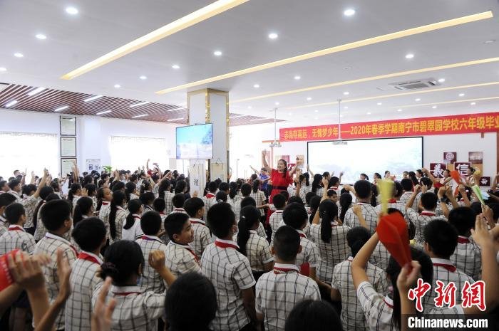 南宁市碧翠园学校举行小学毕业典礼。　蒋雪林 摄