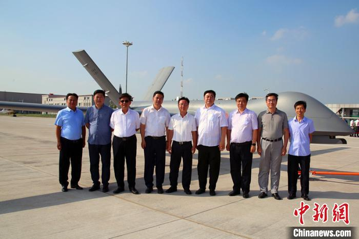 参加飞行测试人员合影留念。　王兴 摄