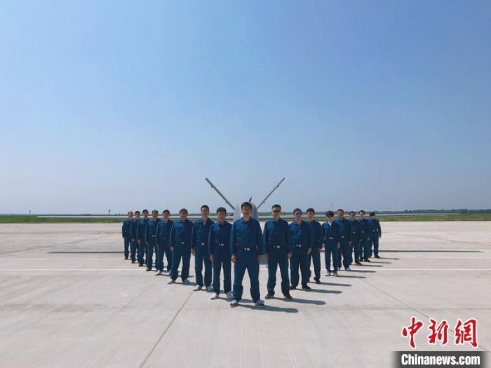 工作人员与测试飞机合影。　陆宇光 摄