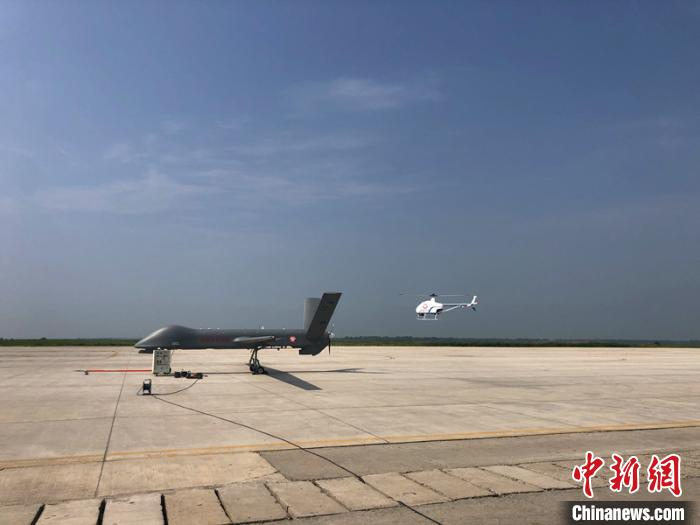 中航时固定翼无人机准备试飞。　陆宇光 摄