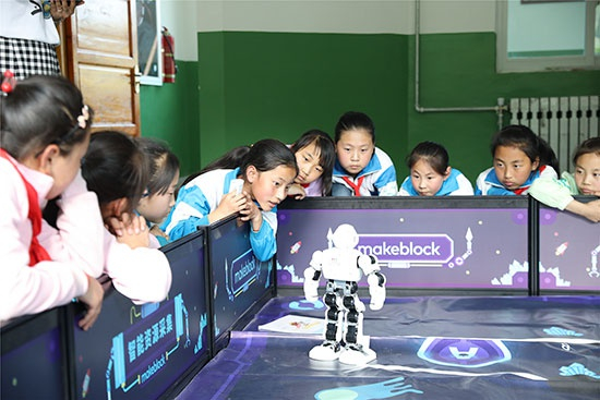 　　甘肃省平凉市庄浪县的小学生在“公能”教室看机器人跳舞。聂际慈/摄