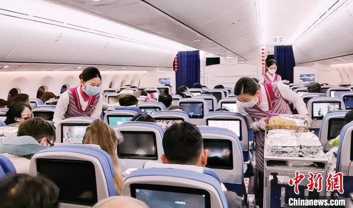 资料图：南航空乘在飞机上提供服务。南方航空供图