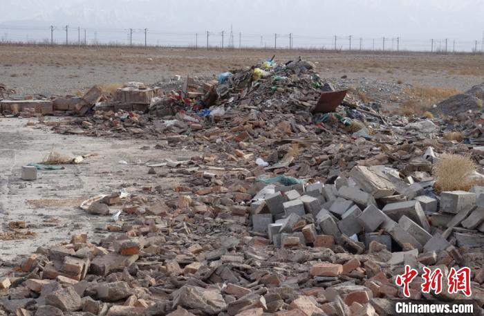 图为要清理的垃圾堆放点。(资料图)甘肃省嘉峪关市全域无垃圾办公室供图