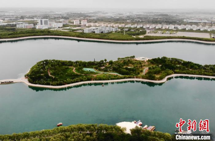 图为7月中旬，嘉峪关市东湖生态旅游景区环境优美。　李亚龙 摄