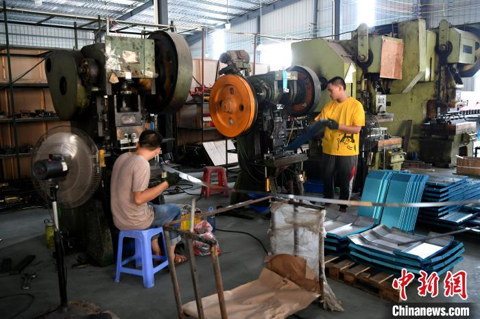 台企必得五金有限公司生产车间一角。　王东明 摄