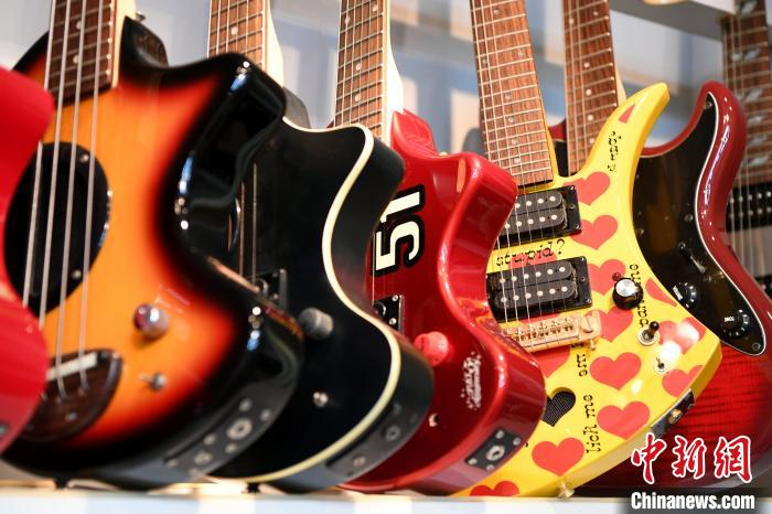 如今，吕孟哲接班的雅歌乐器(漳州)有限公司发展为年产值1亿多元人民币、产品出口至48个国家和地区的吉他代工生产商，“计划向国外高端吉他市场转型。” 王东明 摄