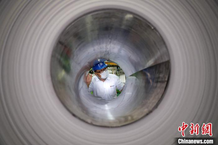 福建凯景新型科技材料有限公司总经理、台商陈富泽于1998年来到漳州台商投资区，参与建设父母在此创立的钢铁表面加工企业。　李思源 摄