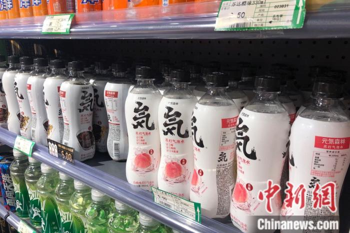 商店里售卖的元気森林气泡水。左宇坤 摄