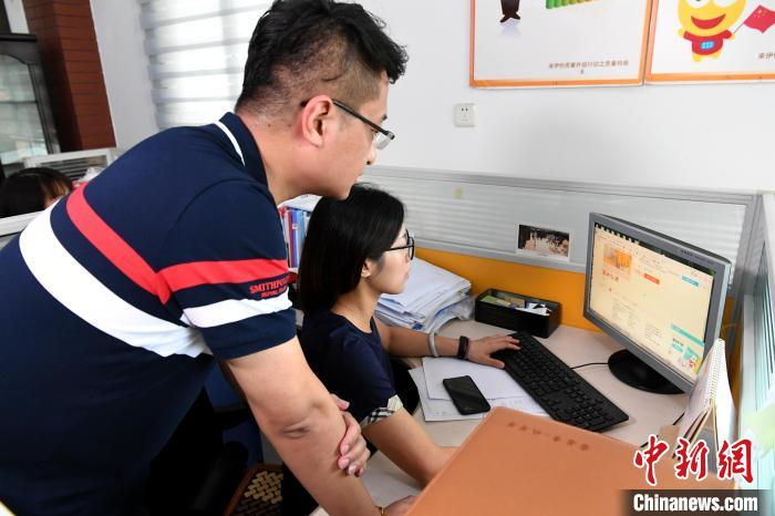 陈玳霖的郎君是山东人，他们是在留学时认识的，如今，两岸婚姻给他们带来了家庭与事业的双丰收。她与丈夫共同推动企业稳步成长，夫妻二人的生活同样甜蜜。　王东明 摄