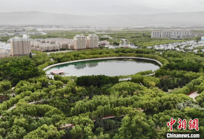 图为7月中旬，嘉峪关市东湖生态旅游景区气候宜人。　李亚龙 摄