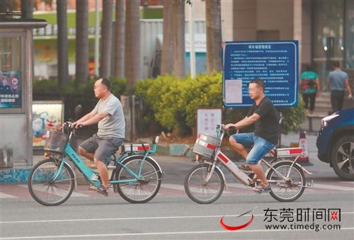 ■昨日，市民骑电动自行车出行 首席记者 郑琳东 摄