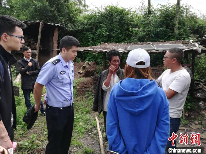张弢与扶贫干部一起走访当地村民。内江市公安局 供图