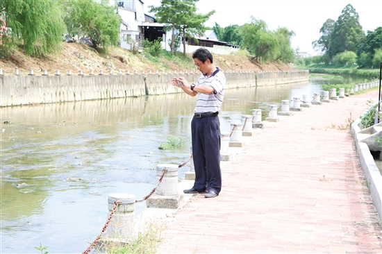 　　赵德光在巡河期间用手机拍下水面异常情况 皇智尧 摄