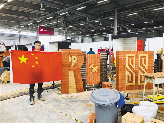 　　在去年的第45届世界技能大赛上，来自广东的陈子烽在砌筑项目上勇夺金牌（资料图）