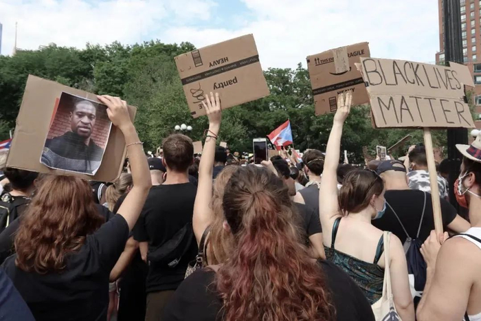 ▲当地时间6月4日，美国纽约曼哈顿联合广场，集会人群高举弗洛伊德照片与 “黑人命也是命”标语。摄影/新京报拍者 Bobo