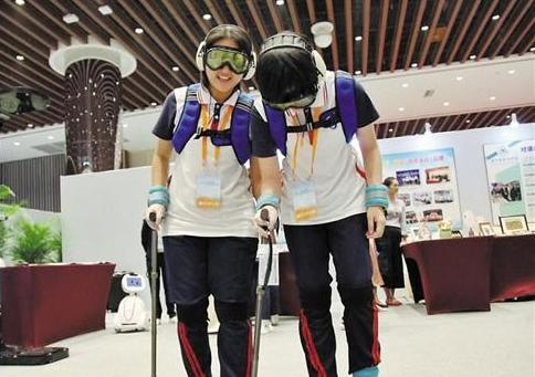 　　在“南粤家政羊城行动”启动仪式上，从业人员展示服务技能 刘云 摄