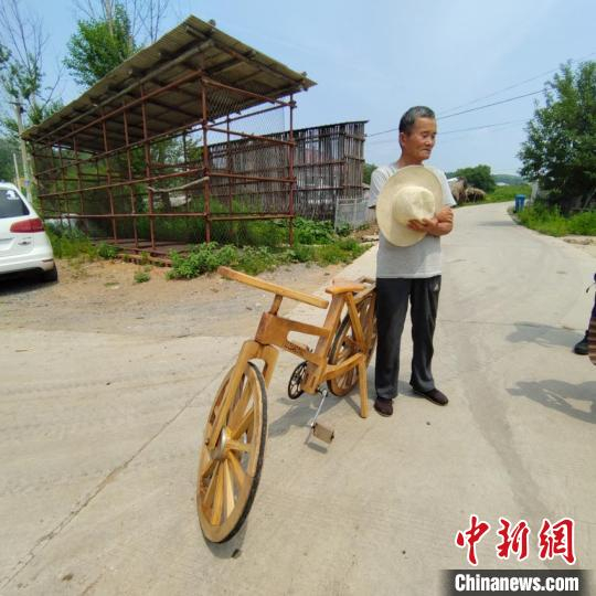 李景阳向村民展示自己的作品 石洪宇 摄