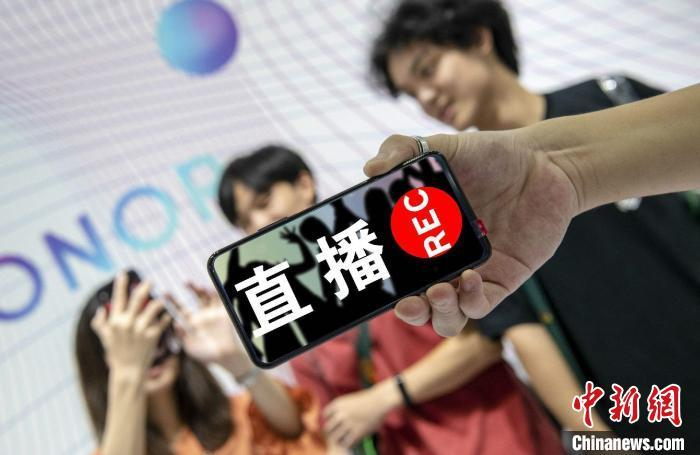 资料图：直播带货在网络视频端成为普遍现象。