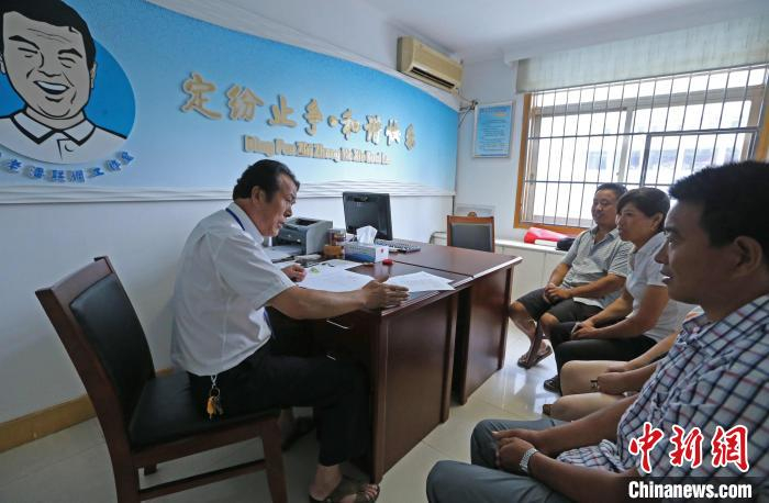 老潘调解现场。宁波市鄞州区委政法委供图