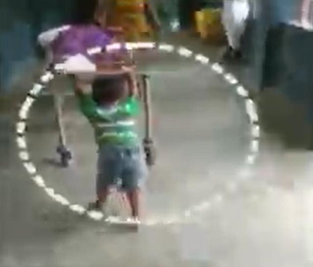 印度4岁男童在医院推着母亲的担架艰难前行，因家人付不起搬运费