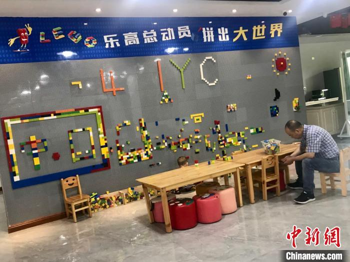玉和社区的活动体验区，家长陪伴孩子玩乐高游戏。　李典 摄