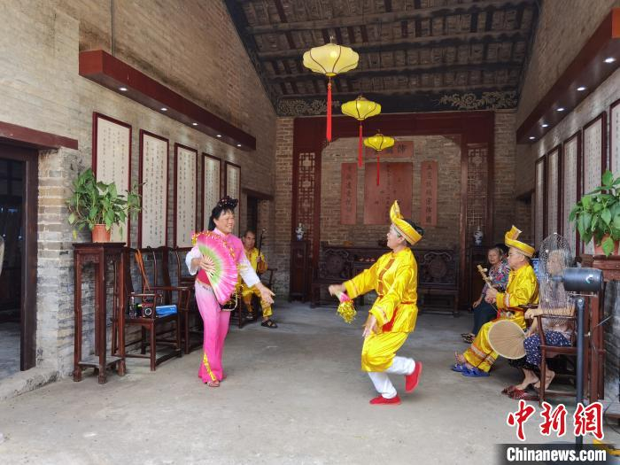 图为来宾市象州县罗秀镇纳禄村村民进行彩调表演。　杨陈 摄