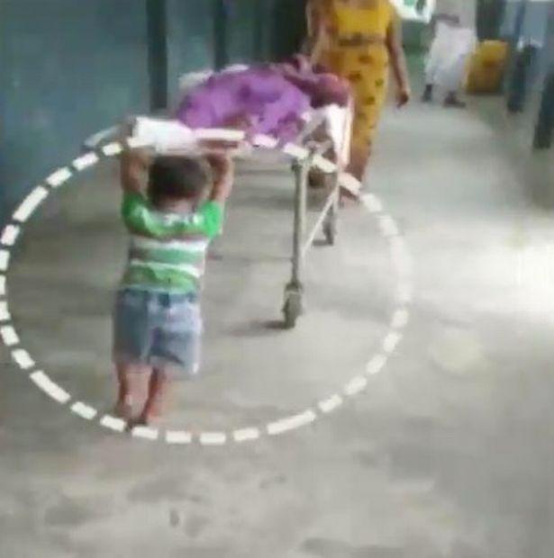 印度4岁男童在医院推着母亲的担架艰难前行，因家人付不起搬运费
