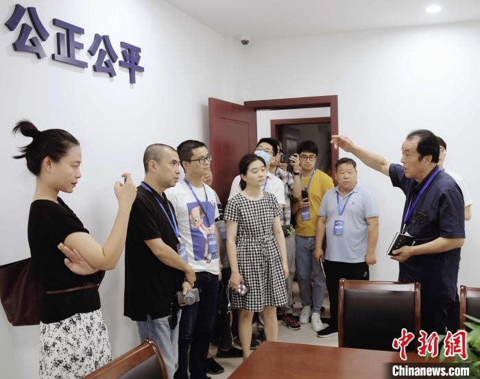 采访现场。宁波市鄞州区委政法委供图