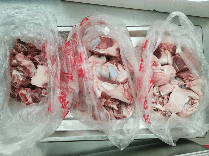 图3 从左至右依次为土猪 排骨、筒骨、猪蹄