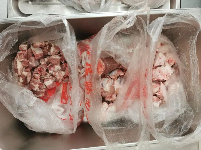 图2 从左至右依次为普通猪 排骨、筒骨、猪蹄