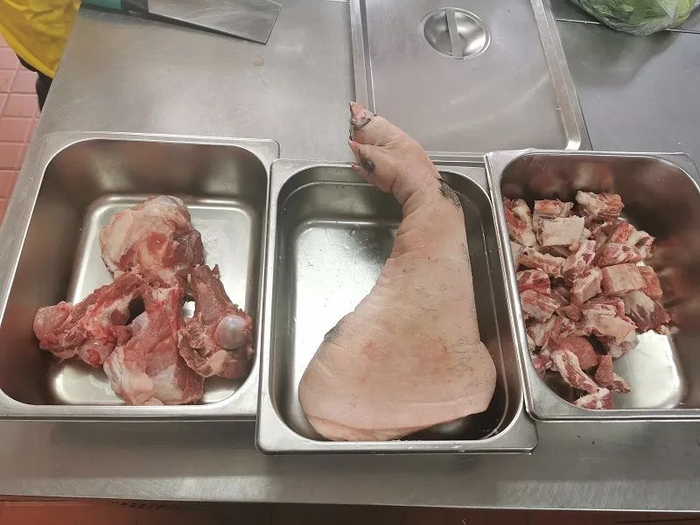 图1 从左至右依次为黑猪 筒骨、猪蹄、排骨