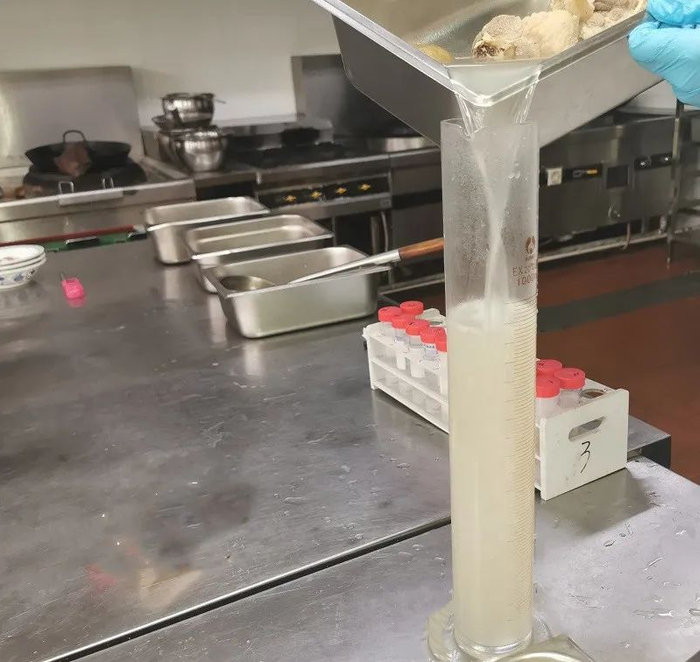 图7 骨头汤倒入容器中进行计量