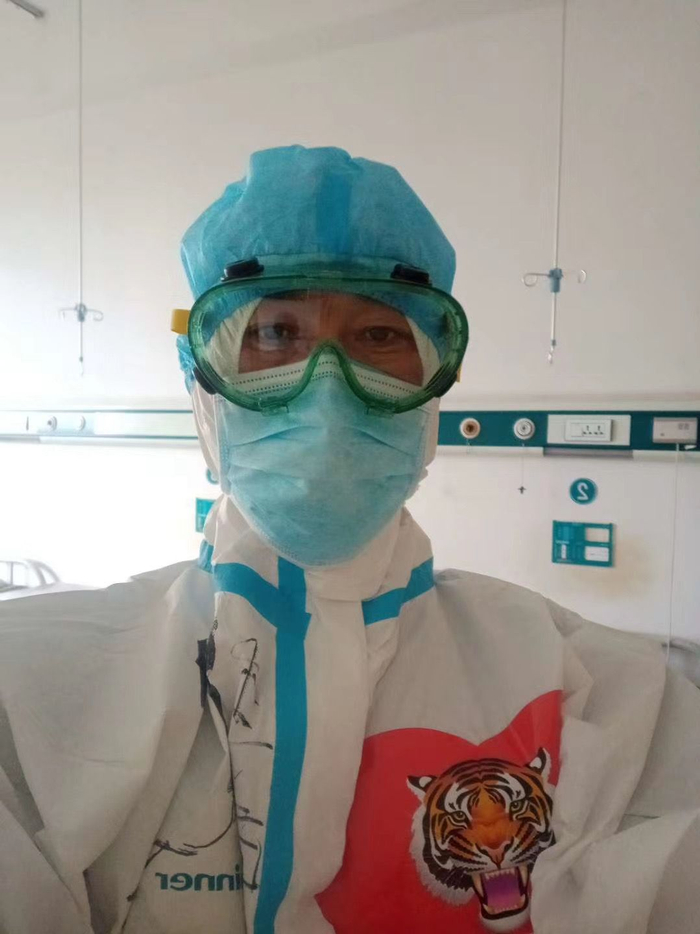 李司军在牡丹江红旗医院做志愿者。受访者供图